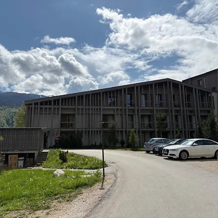 With Excellent Location Appartement